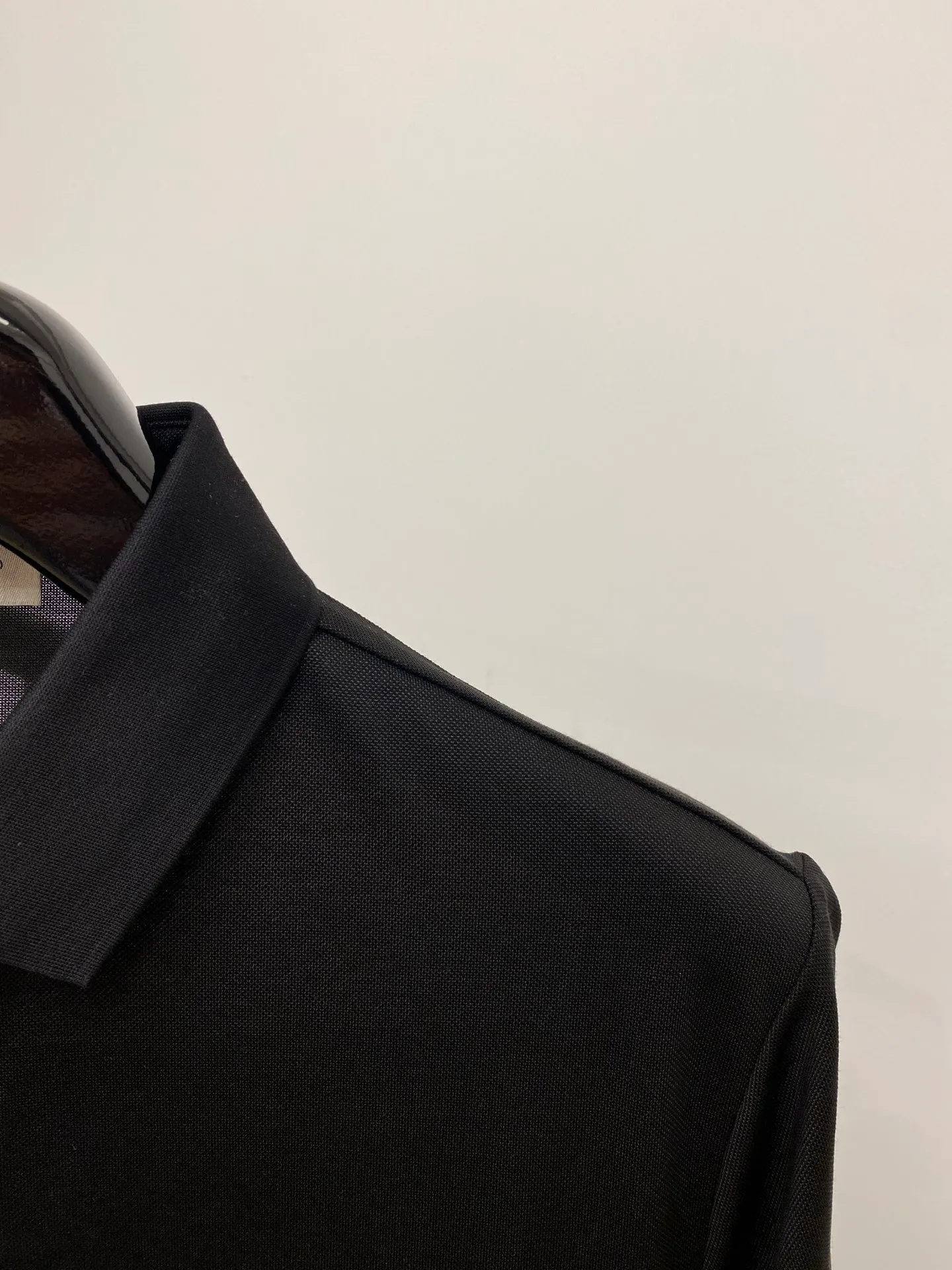 Ferragamo, the most New Arrival short-sleeved POLO shirt of the year, is handsome and fashionable, with a patterned logo on the chest, and is a simple Versatile style. The fabric is piqué cotton. It is not only stiff and maintains a trendy silhouette, but also comfortable to wear. The yarn is more delicate. Sizes M-3XL
